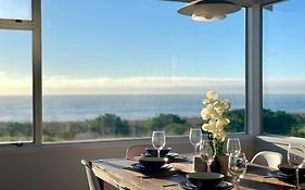Beach Front Bach, Games Room, Handy Location - Kk58106