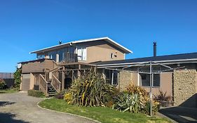 Beach Front Bach, Games Room, Handy Location - Kk58106